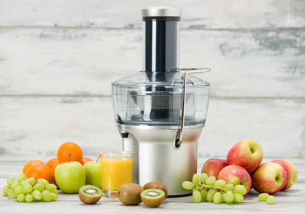현대의 전기 주전자, 갓 만들어 낸 주스의 다양 한 과일 과 유리, 건강에 좋은 생활 방식 개념 — 스톡 사진