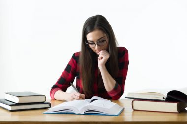 Onun sınavları için evde eğitim kavramı beyaz zemin üzerine eğitim çekici beyaz kız