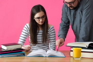 Bire-bir öğretmen ile çalışan kadın üniversite öğrencisi. Sınavlarına hazırlamak için yemek servisi öğrenci özel ders