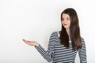 Boş kopya alanı açık el palm için metin veya ürün, beyaz arka plan üzerinde gösterilen kız. Gülümseyen kız noktası sunmak. Ürün öneriyor. Reklam jest