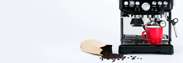 Bannière avec cafetière manuelle noire isolée avec broyeur et tasse à café rouge et sac de grains de café fraîchement torréfiés sur fond blanc, vue de face de l'en-tête — Photo