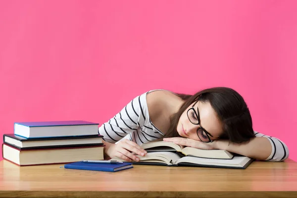 Estudiante agotada durmiendo en su escritorio — Foto de Stock