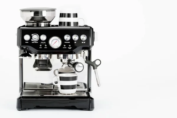 Cafetière manuelle noire isolée avec tasses à café sur fond blanc, vue de face — Photo