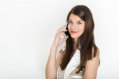 Portrét ženy pozitivní obchodní mluvit na telefonu proti bílým pozadím