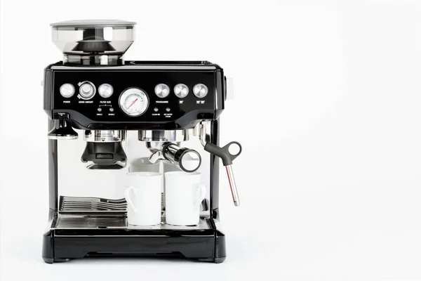 Cafetière manuelle noire isolée avec tasses à café sur fond blanc, vue de face — Photo