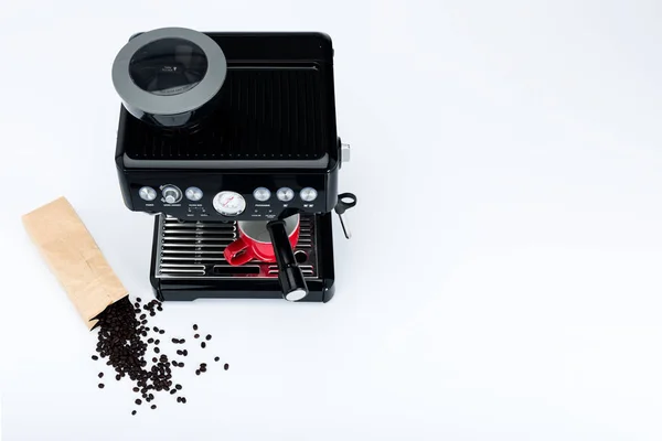 Cafetière manuelle noire isolée avec broyeur et tasse à café rouge et sac de grains de café fraîchement torréfiés sur fond blanc, vue sur le dessus — Photo