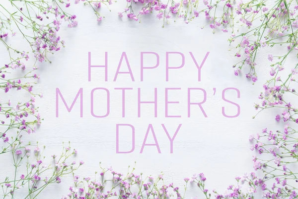 Fondo del día de la madre, mesa de madera blanca con flores rosadas — Foto de Stock