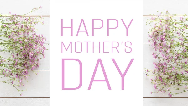 Fondo del día de la madre, mesa de madera blanca con flores rosadas — Foto de Stock