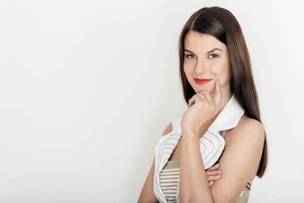 Mujer de negocios positiva sonriendo, cintura hacia arriba retrato sobre fondo blanco —  Fotos de Stock