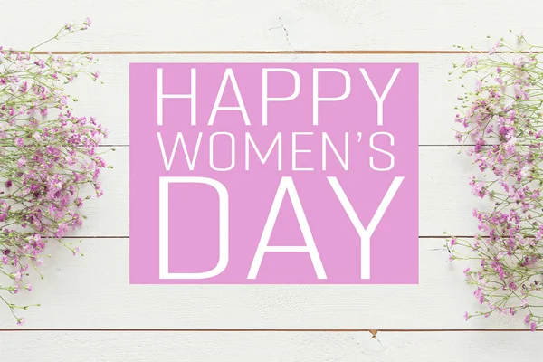 Fond jour des femmes, table en bois blanc avec des fleurs roses — Photo