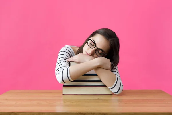 Estudiante agotada durmiendo en su escritorio — Foto de Stock