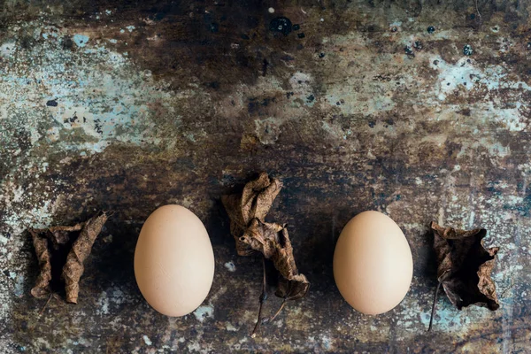 Ongekleurde natuurlijke paaseieren, gelukkig Pasen concept, retro Pasen achtergrond — Stockfoto