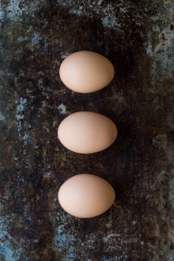 Üç organik tavuk yumurta, biyo üretmek arka plan