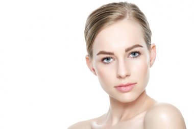 Güzel kız mavi gözlü ve sarışın saçlı çıplak omuz, kamera gülümseyen arıyorum. Işık çıplak makyaj, beyaz arka plan ile model. Kopya alanı ile Güzellik Portresi.