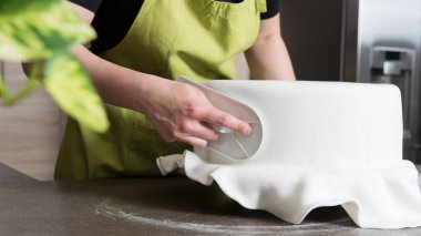 Royal Icing ile pasta dekorasyon fırın içinde kadın kapatmak