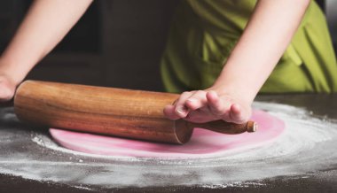 Pasta süsleme için saray kreması hazırlayan kadın, el işi.