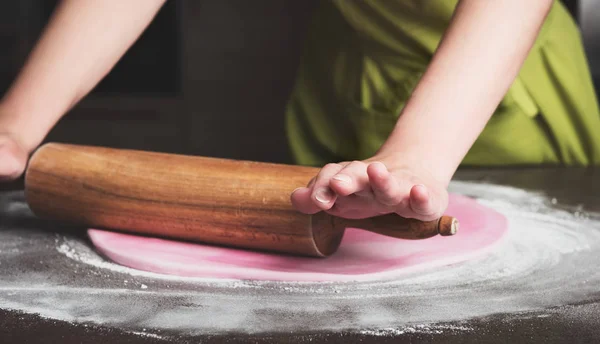 Mujer usando rodillo preparando glaseado real para la decoración de pasteles, detalle de manos — Foto de Stock