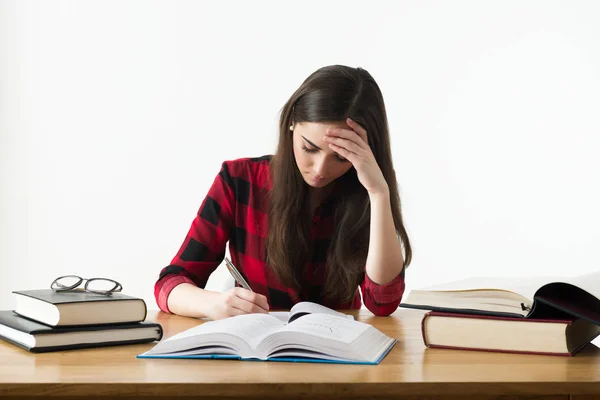 Atractiva chica caucásica estudiando para sus exámenes en casa, concepto de educación sobre fondo blanco — Foto de Stock