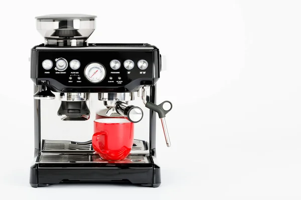 Cafetière manuelle noire isolée avec broyeur et tasse à café rouge sur fond blanc, vue de face — Photo