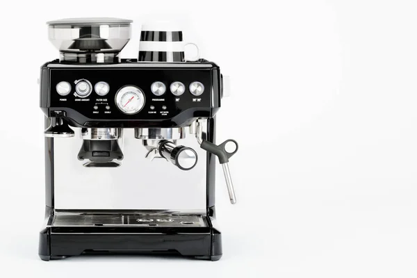 Cafetière manuelle noire isolée avec tasse à café sur fond blanc, vue de face — Photo