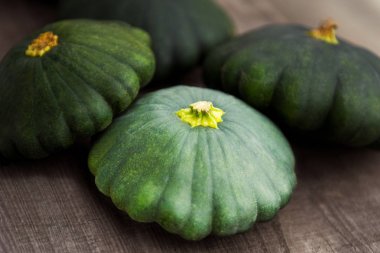 Yeşil Patty pan çiftçilere piyasa sırasında görüntülenen Squash. Taze biyo Patty pan Squash bakkal ya da süpermarket