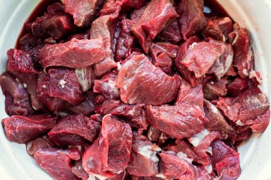 Ham doğranmış yaban domuzu ve geyik eti et kase