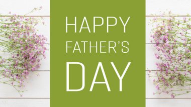 Babalar günü arka plan, Beyaz ahşap masa pembe çiçekli