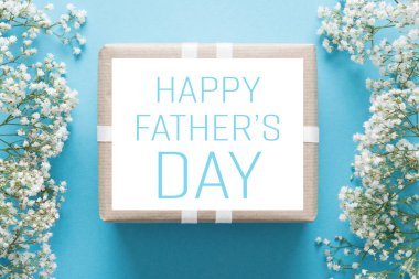 Babalar günü arka plan, beyaz çiçekli mavi arka plan ve hediye