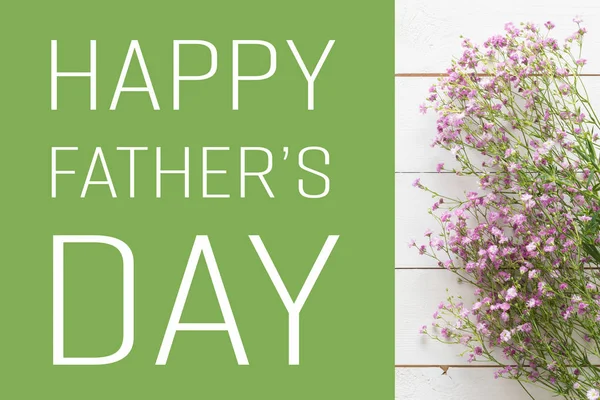 Dzień Ojca białe tło, drewniany stół z różowe kwiaty — Zdjęcie stockowe