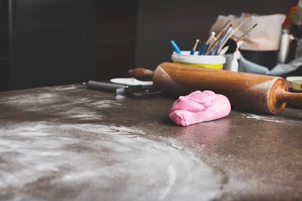 Rodillo y pasta de azúcar rosa en el mostrador de la cocina — Foto de Stock