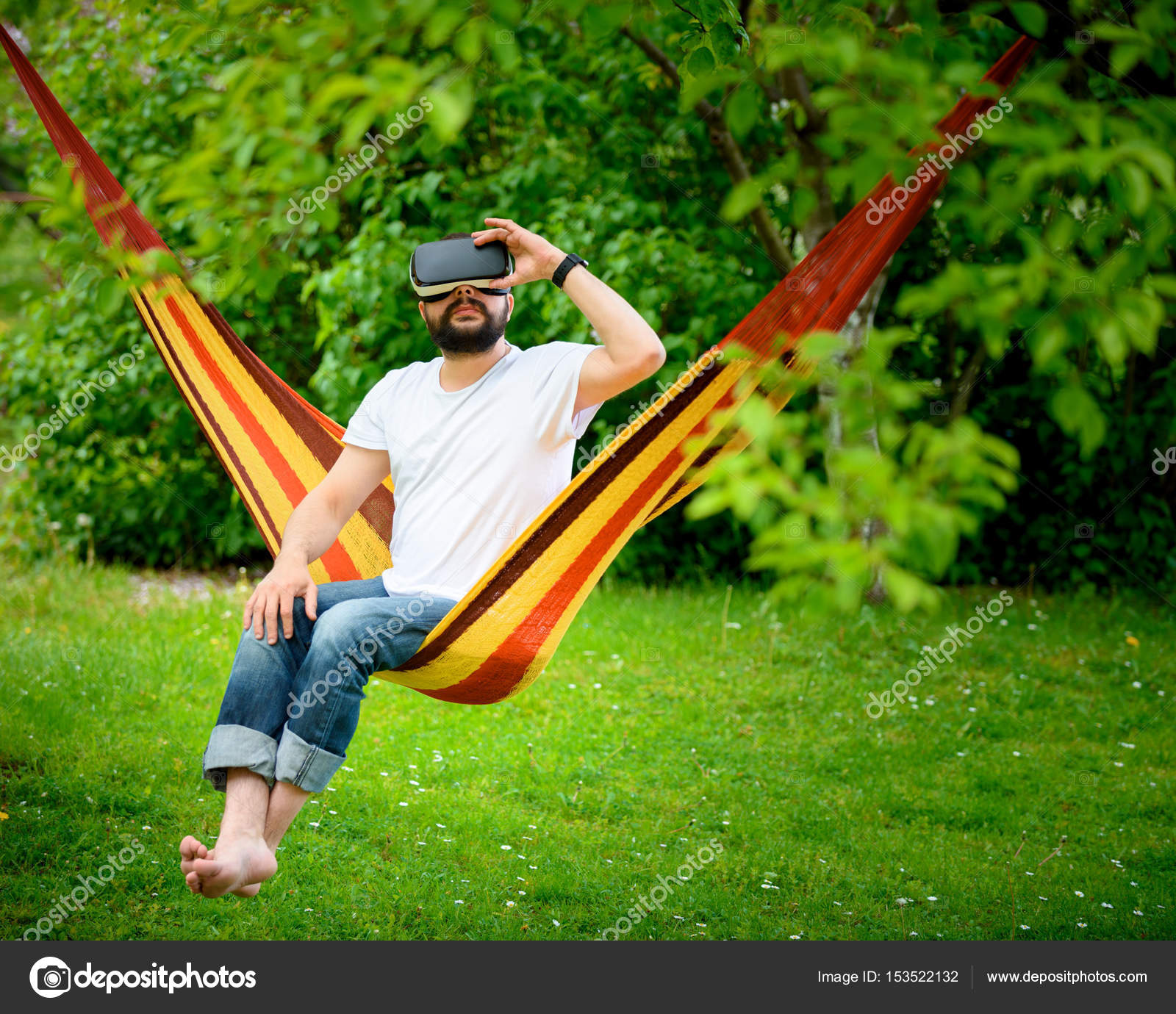 Expresa tu momento " in situ " con una imagen - Página 14 Depositphotos_153522132-stock-photo-young-bearded-man-wearing-virtual