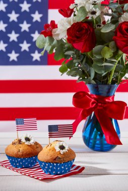 Amerikan bayrağı ve sevimli kekler güzel buket