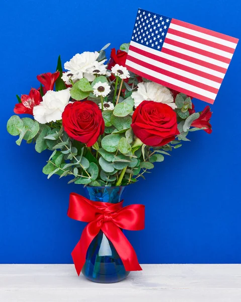 Hermoso ramo con bandera americana sobre fondo azul — Foto de Stock