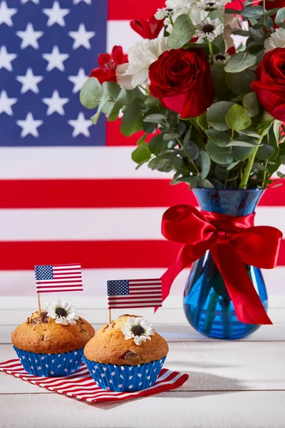 Hermoso ramo con bandera americana y cupcakes lindos — Foto de Stock