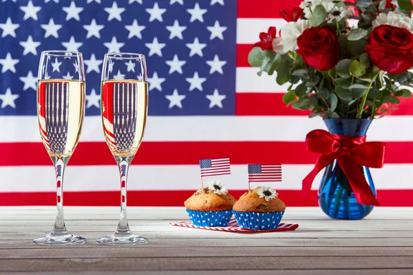 Hermoso ramo, bandera americana y dos copas de champán — Foto de Stock