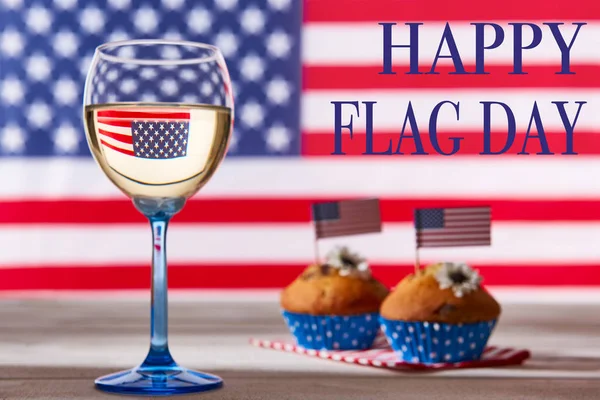 미국 국기, 화이트 와인의 귀여운 컵 케이크, 행복 한 국기의 날 배경 유리 — 스톡 사진