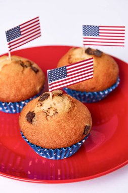 Beyaz zemin üzerine Amerikan bayrağı ile şirin cupcakes
