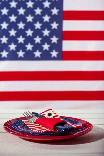Hermosa mesa azul roja y blanca frente a la bandera americana — Foto de Stock