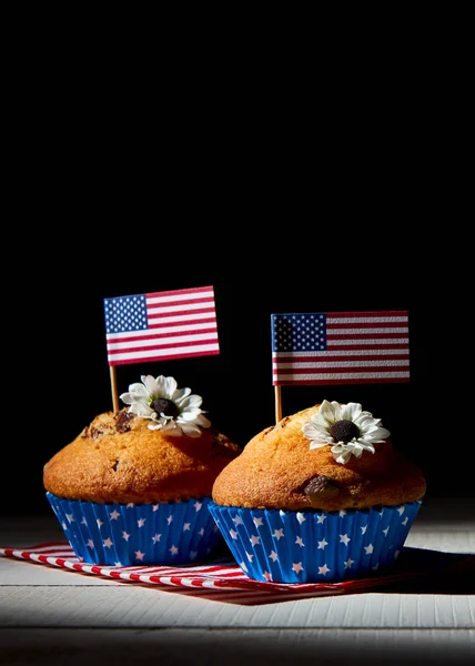 Bonitos cupcakes con bandera americana — Foto de Stock