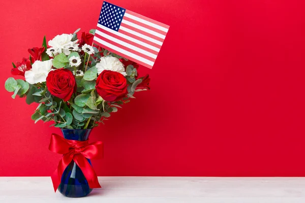 Hermoso ramo con bandera americana sobre fondo rojo — Foto de Stock
