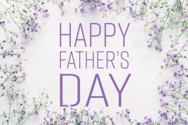 Beyaz ahşap masa mor çiçekler, mutlu Babalar günü kavramı ile