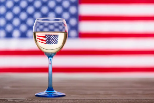 Amerikan bayrağı ve bardak beyaz şarap, parti konsept