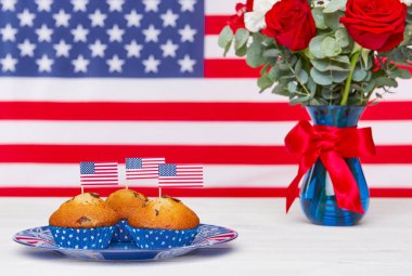 Amerikan bayrağı ve sevimli kekler güzel buket
