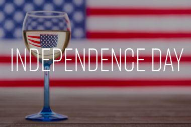 Amerikan bayrağı ve bir bardak beyaz şarap, 4 Temmuz kavramının