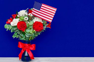 Mavi zemin üzerine Amerikan bayrağı ile güzel buket