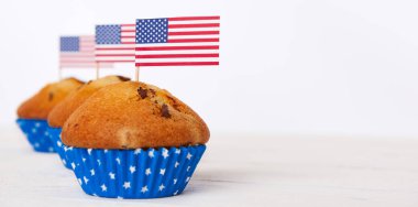 Beyaz zemin üzerine Amerikan bayrağı ile şirin cupcakes
