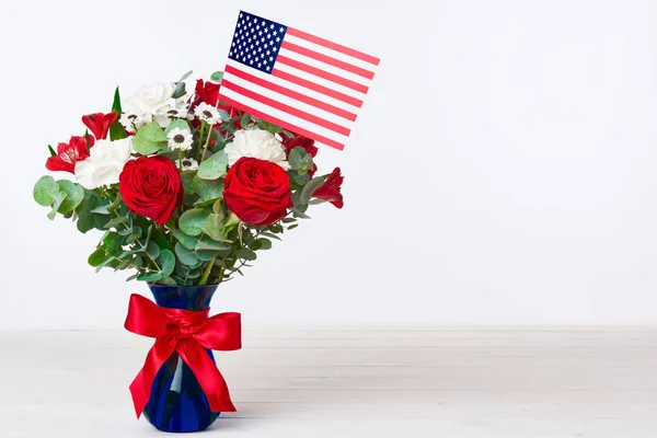 Hermoso ramo con bandera americana sobre fondo blanco — Foto de Stock