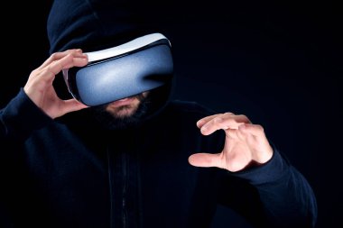 Sanal gerçeklik giyen genç hipster sakallı adam gözlükler. Siyah arka plan stüdyo Vr kavramı