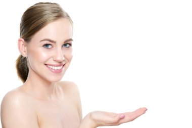 Boş kopya alanı açık el palm için metin veya ürün, beyaz arka plan üzerinde gösterilen kız. Gülümseyen kız noktası sunmak. Ürün öneriyor. Reklam jest