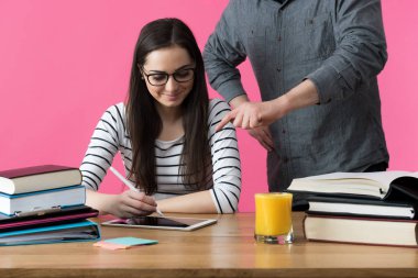 Bire-bir öğretmen ile çalışan kadın üniversite öğrencisi. Sınavlarına hazırlamak için yemek servisi öğrenci özel ders